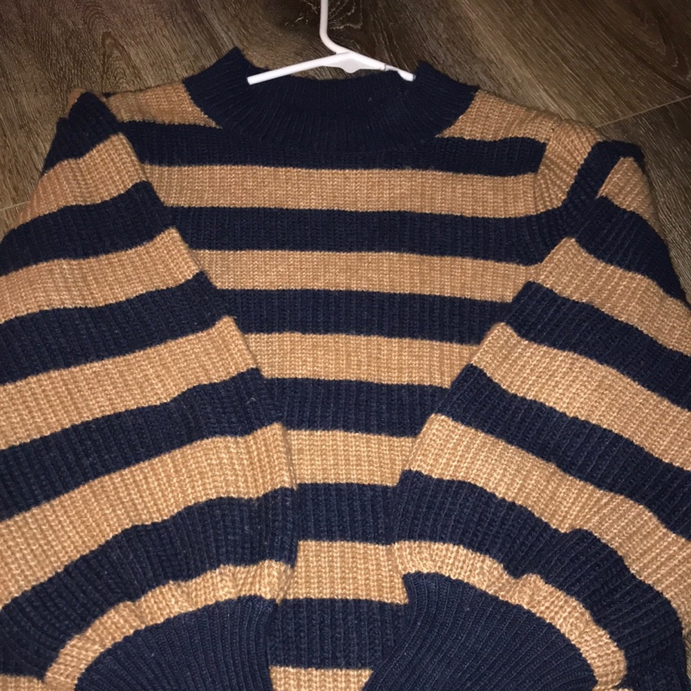 Knitted sweater worn once missing tags